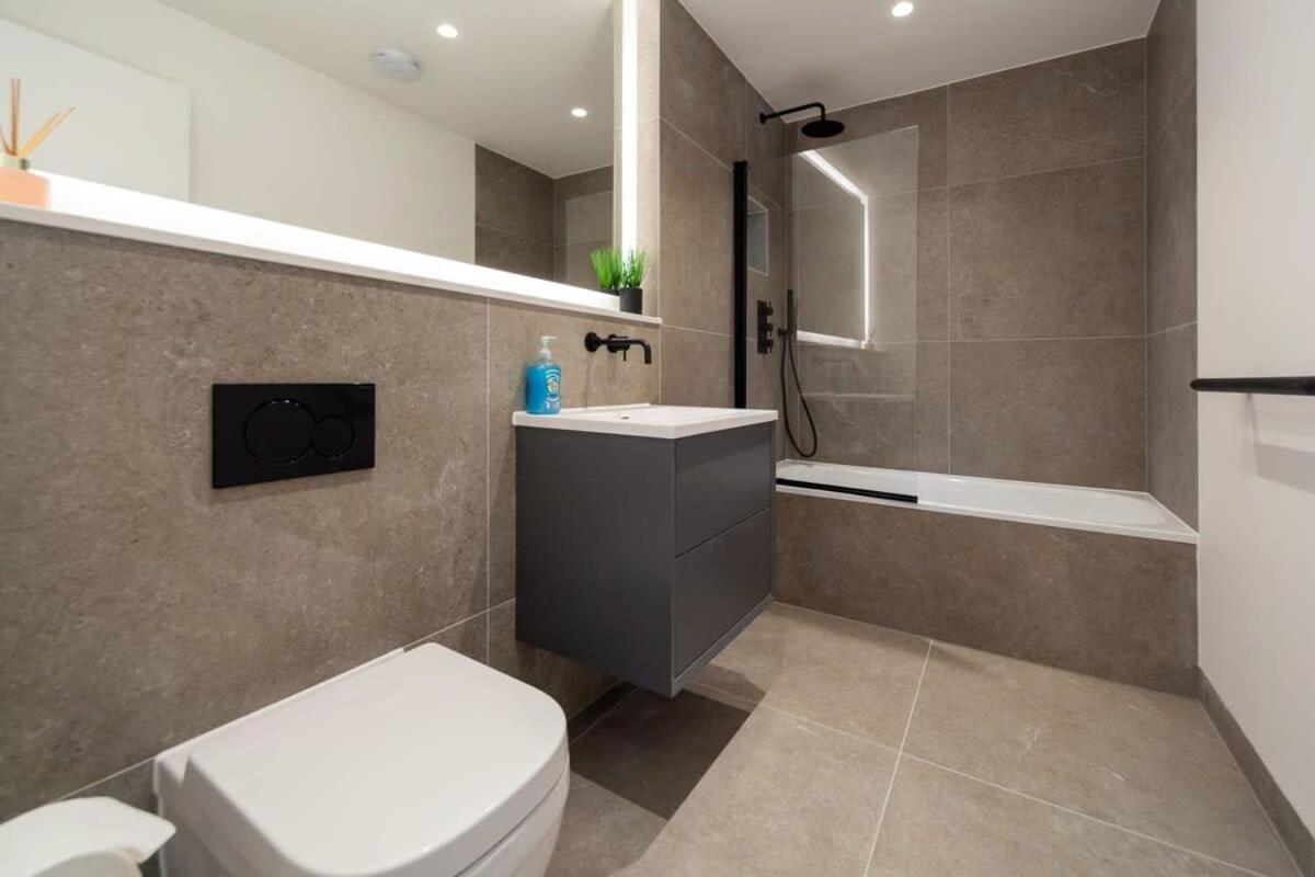 Modern 2 Bedroom Apartment In Wimbledon Londýn Exteriér fotografie