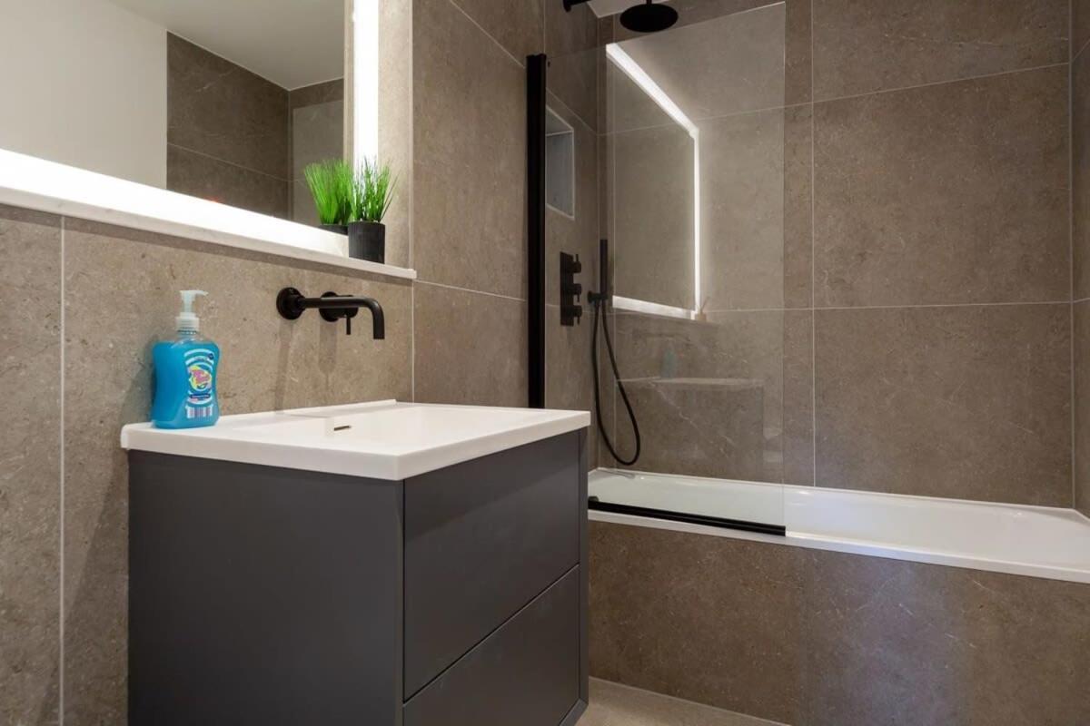 Modern 2 Bedroom Apartment In Wimbledon Londýn Exteriér fotografie